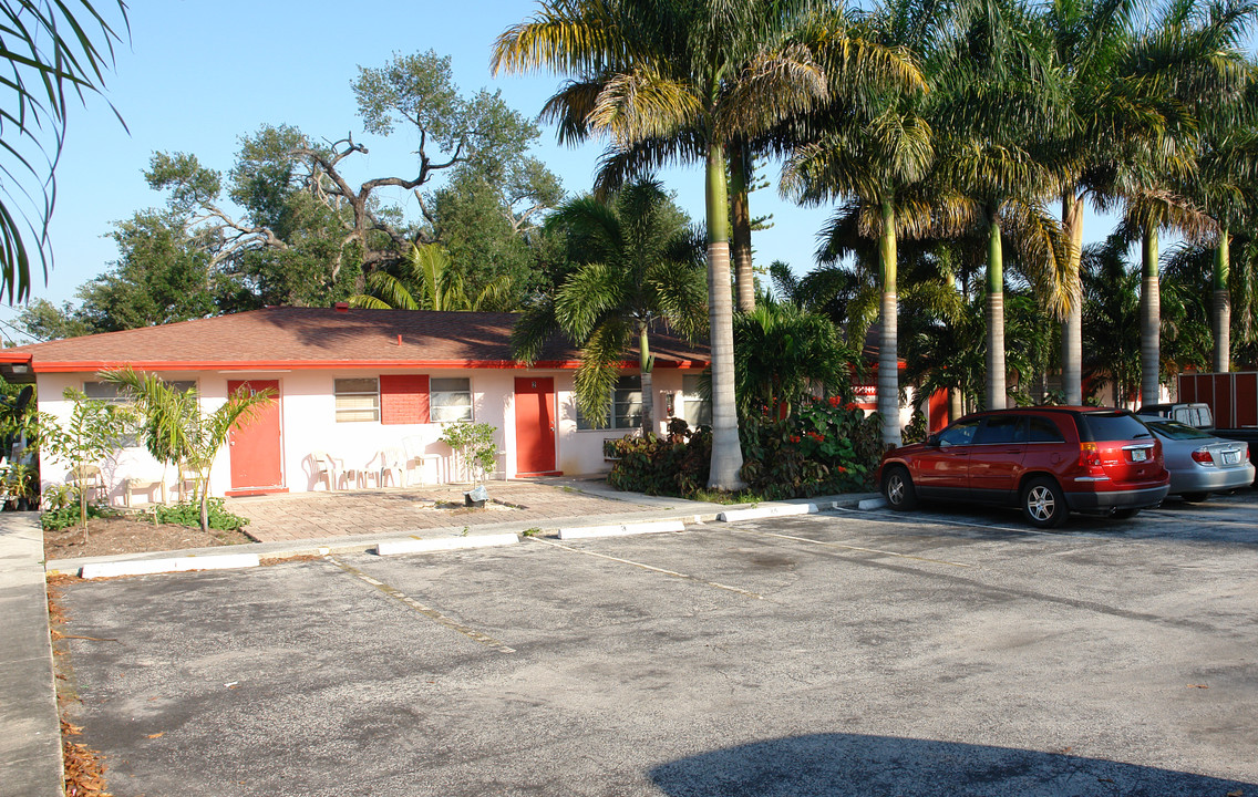 Golden Palm Apartments in Fort Lauderdale, FL - Building Photo