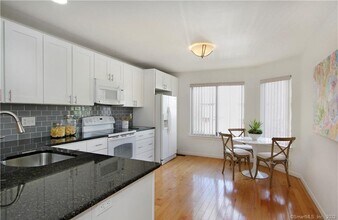 33 Pleasant St in Stamford, CT - Building Photo - Building Photo