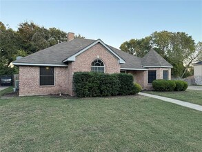 1300 Estate Ln in Desoto, TX - Building Photo - Building Photo