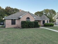 1300 Estate Ln in Desoto, TX - Foto de edificio - Building Photo