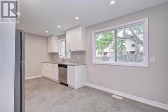110 Conway Dr in Kitchener, ON - Building Photo - Building Photo