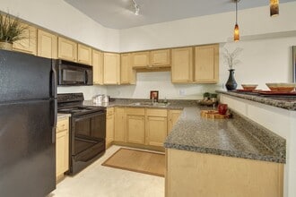 Park Plaza II in Anchorage, AK - Foto de edificio - Building Photo