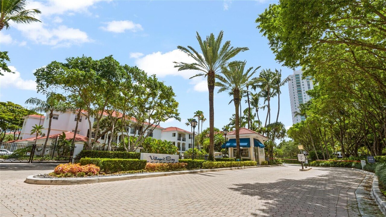 3245 NE 184th St in North Miami Beach, FL - Building Photo