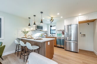 1972 S Corning St in Los Angeles, CA - Foto de edificio - Building Photo