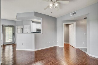 2320 Gracy Farms Ln, Unit 1024 in Austin, TX - Foto de edificio - Building Photo