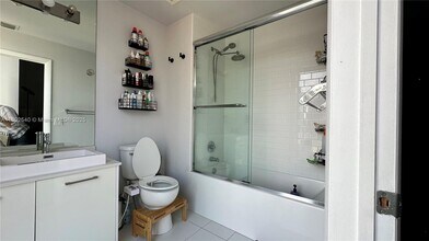 151 SE 1st St, Unit 1711 in Miami, FL - Building Photo - Building Photo