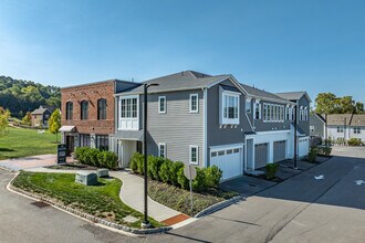 1438 Hastings Cres in Bridgeville, PA - Foto de edificio - Building Photo