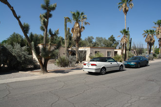 2451-2459 E Mitchell St in Tucson, AZ - Foto de edificio - Building Photo