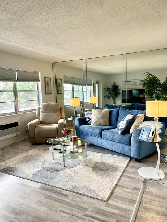 211 Dorchester I in West Palm Beach, FL - Building Photo