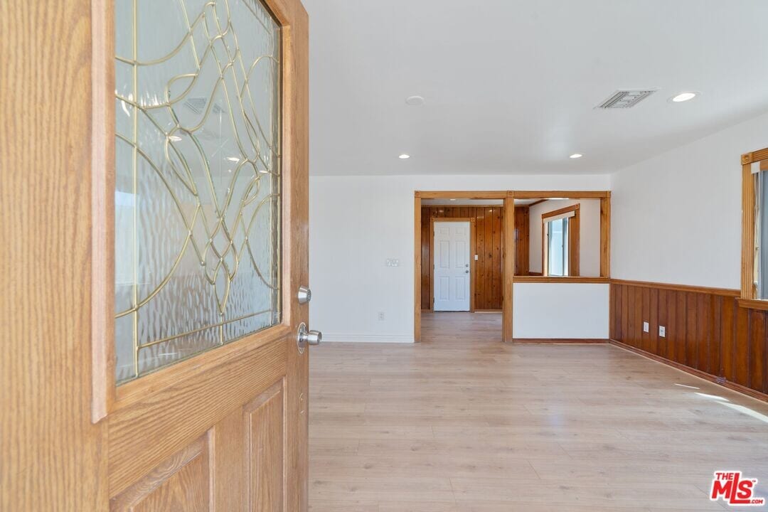 42104 6th St E in Lancaster, CA - Building Photo