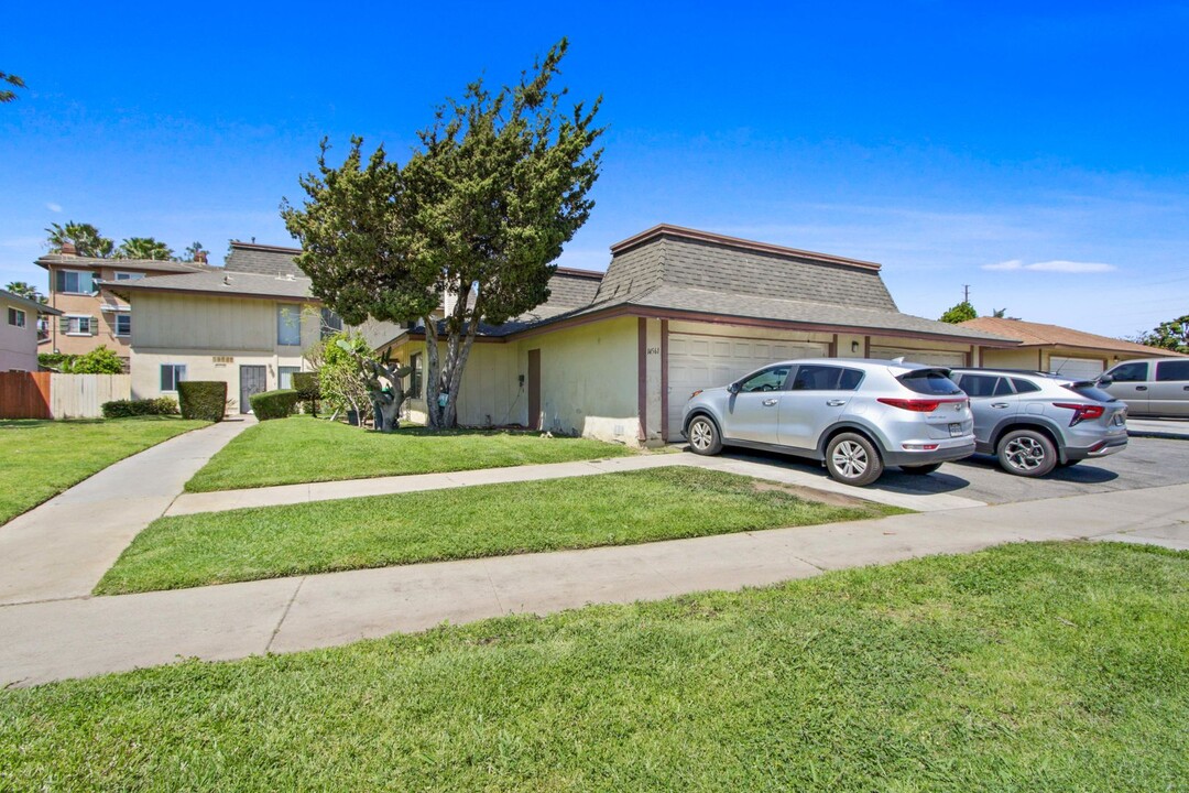 14561 Del Amo Ave in Tustin, CA - Foto de edificio