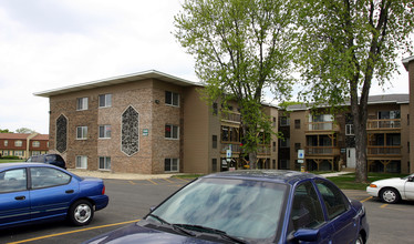 Marywood Apartments in Aurora, IL - Building Photo - Building Photo