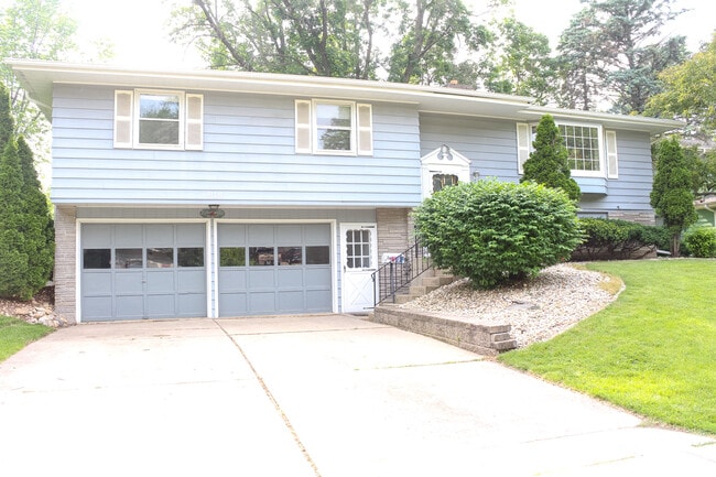 918 Chapel Hill Rd in Madison, WI - Building Photo - Building Photo