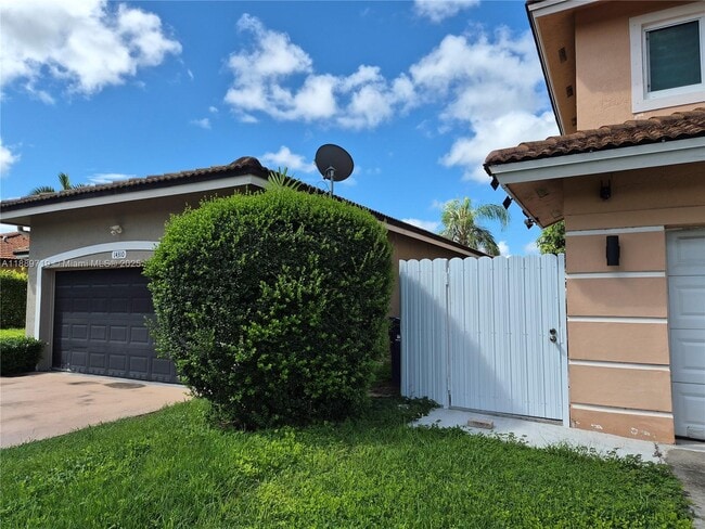 14300 SW 161st Pl in Miami, FL - Foto de edificio - Building Photo