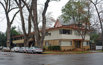 The Bermuda Apartments in Sacramento, CA - Building Photo - Building Photo