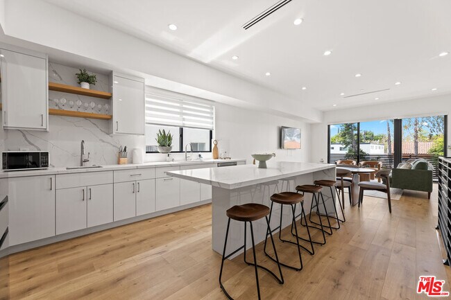 5118 Laurel Canyon Blvd in Los Angeles, CA - Building Photo - Building Photo