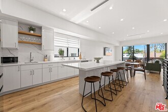 5118 Laurel Canyon Blvd in Los Angeles, CA - Building Photo - Building Photo
