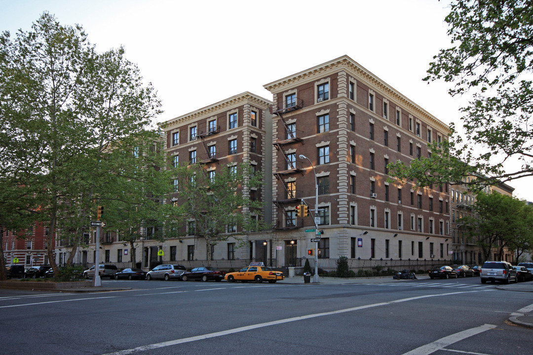 Central Park Plaza Condominium in New York, NY - Building Photo