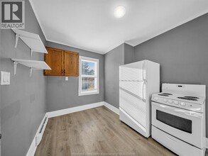 911 Ellrose Ave in Windsor, ON - Building Photo - Building Photo