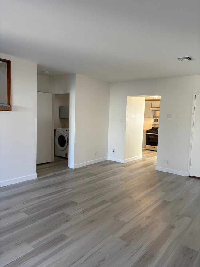 2037 N Brighton St in Burbank, CA - Foto de edificio - Building Photo