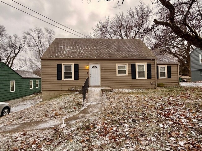 809 NE Maple Dr in Kansas City, MO - Foto de edificio - Building Photo