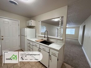 2259 Waldon St-Unit -Unit B in Redding, CA - Foto de edificio - Building Photo