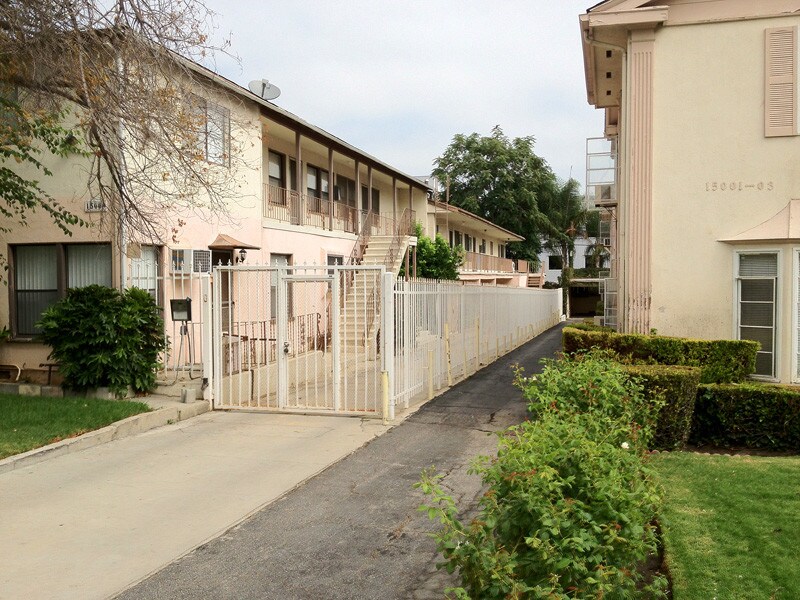 15009 Dickens St in Sherman Oaks, CA - Building Photo
