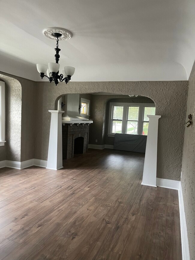 5633 W Rogers St, Unit Remodeled 2bed-1bath in West Allis, WI - Building Photo - Building Photo