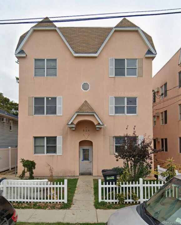224 Franklin Pl in Woodmere, NY - Building Photo