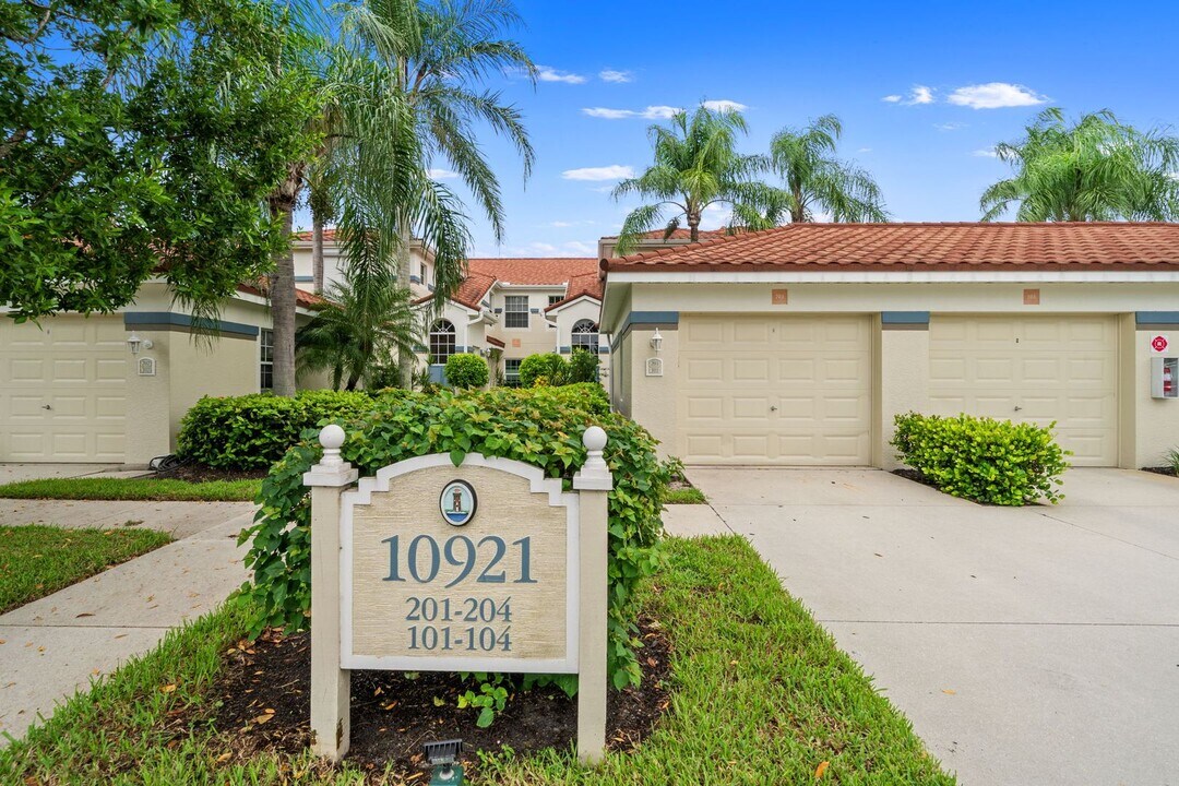 10921 Oak Island Rd in Bonita Springs, FL - Building Photo