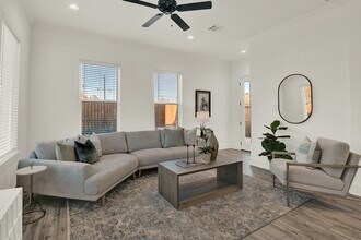 6635 T C Jester Blvd in Houston, TX - Building Photo - Building Photo