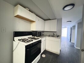 579 Liberty Ave, Unit Basement in Jersey City, NJ - Building Photo