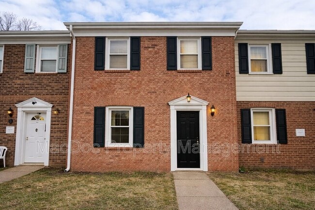 property at 405 Olde Greenwich Cir