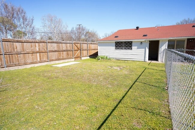 1801 Glenwick Ln in Irving, TX - Building Photo - Building Photo