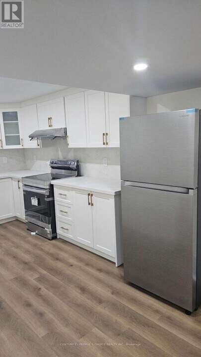 9 Vickery St in Whitby, ON - Building Photo