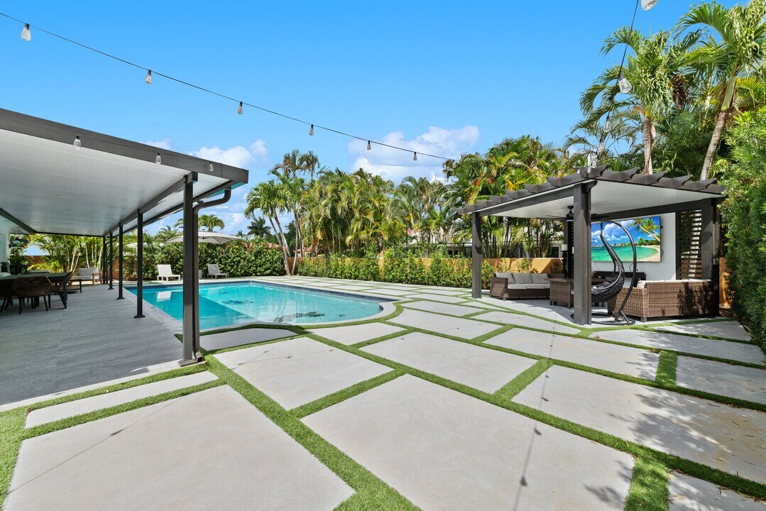 16811 NW 83rd Ave in Miami Lakes, FL - Building Photo