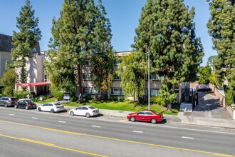5405 Lindley Avenue in Tarzana, CA - Foto de edificio - Building Photo