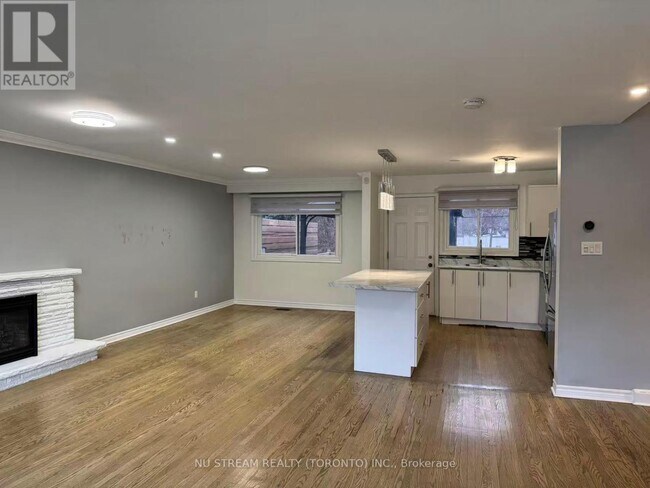 16 Whitelock Crescent in Toronto, ON - Building Photo - Building Photo