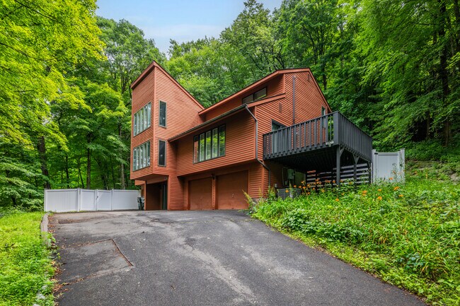339 Main St in Farmington, CT - Building Photo - Building Photo