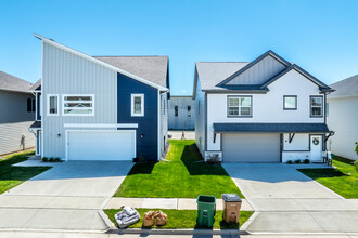 1000 NE 19th St in Grimes, IA - Foto de edificio - Building Photo