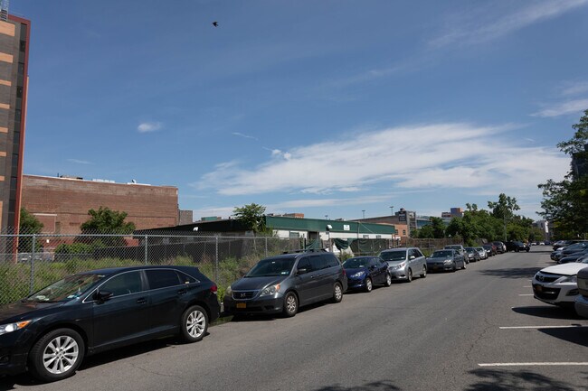 La Central Building E in Bronx, NY - Foto de edificio - Building Photo