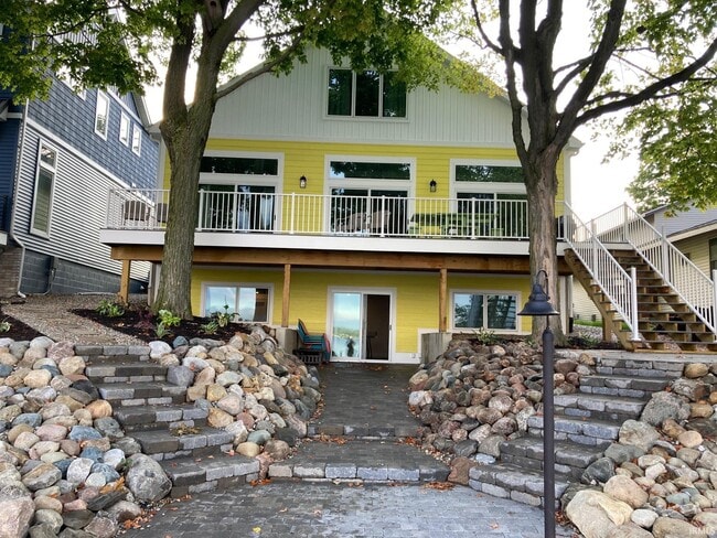 property at 121 N Mulberry St