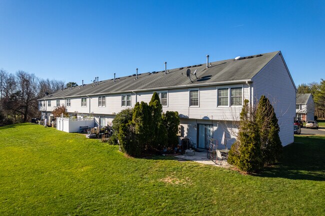 Millbrook Manor in Brick, NJ - Foto de edificio - Building Photo