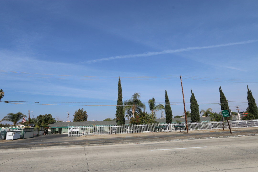 12950 Rosedale Hwy in Bakersfield, CA - Building Photo