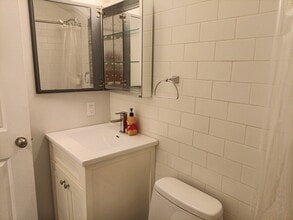 9214 Rockaway Fwy, Unit Rockaway beach 3 bed 1 ba in Far Rockaway, NY - Building Photo - Building Photo