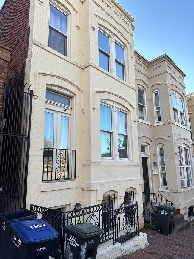 1219 34th St NW in Washington, DC - Foto de edificio - Building Photo