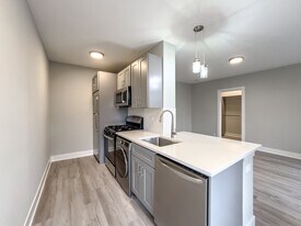 385 Hazel Ave, Unit J08P in Glencoe, IL - Building Photo