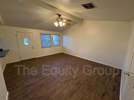 103 W Laurel Ave in Visalia, CA - Building Photo - Building Photo