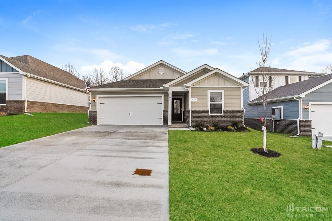 127 Harvest Cir in Dickson, TN - Foto de edificio