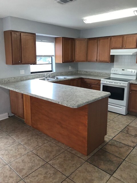 1595 Megan Bay Cir in Holly Hill, FL - Foto de edificio - Building Photo